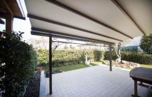 Pergola con copertura mobile modello R140