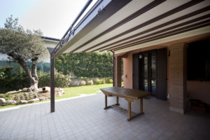 Pergola con copertura mobile modello R140