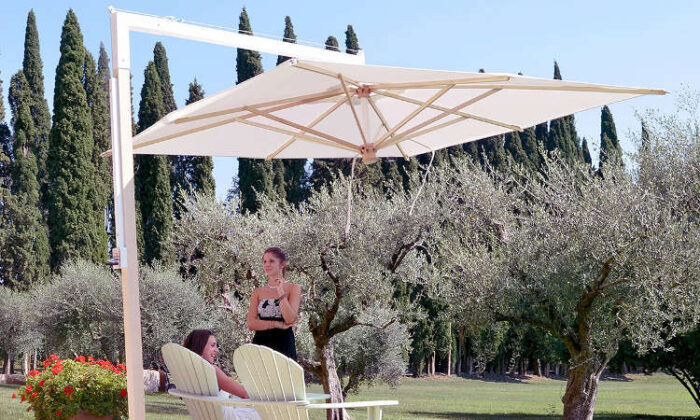 Diffusion Wood, ombrellone a braccio laterale per l'arredo giardino