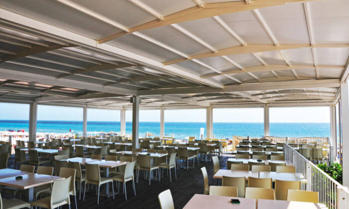 Qbox Doppia Falda, pergola autoportante con tetto fisso